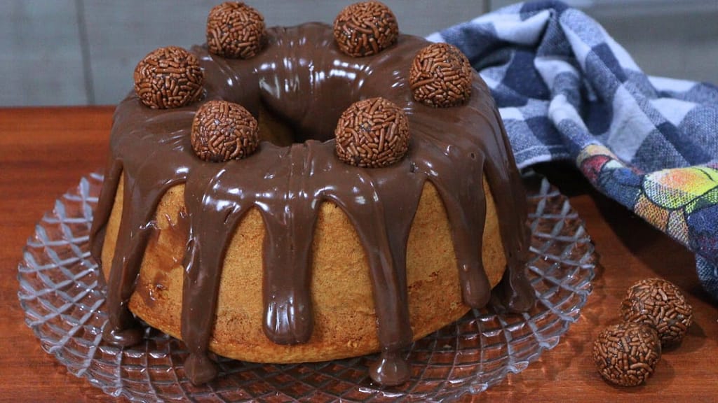 Como adaptar receitas para formas maiores ou menores 2 Bolo de cenoura fofinho com cobertura de brigadeiro! Receita fácil, rápida e infalível para nunca mais errar. Experimente hoje mesmo!