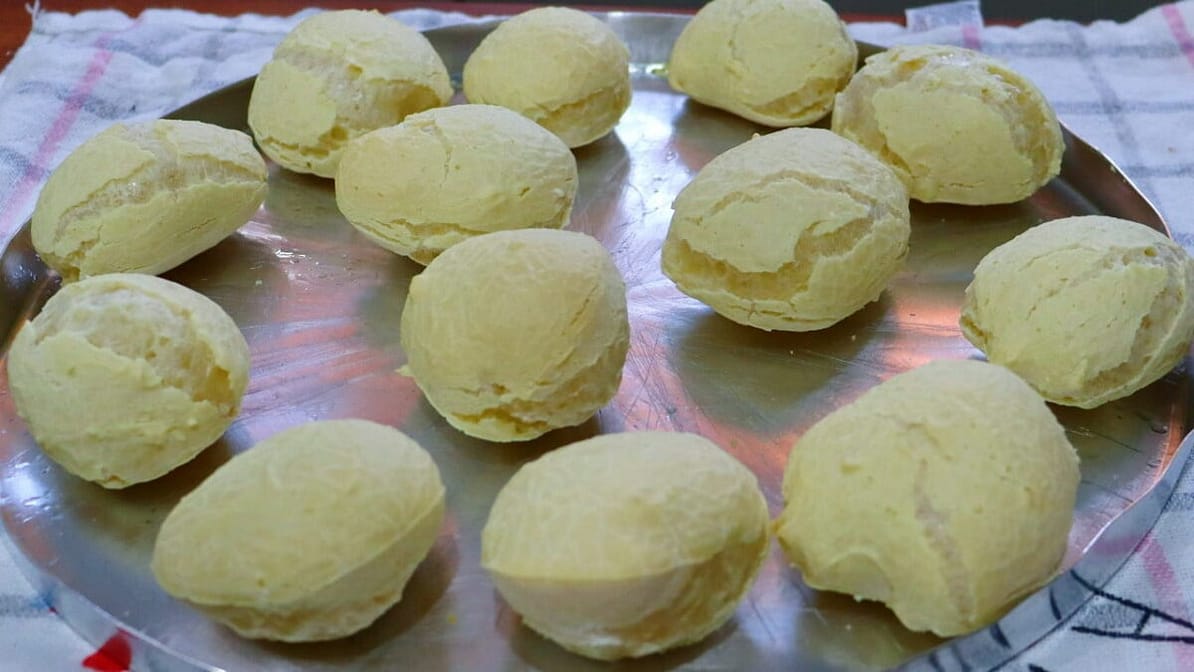 Como fazer biscoito de polvilho assado que parece pão de queijo.