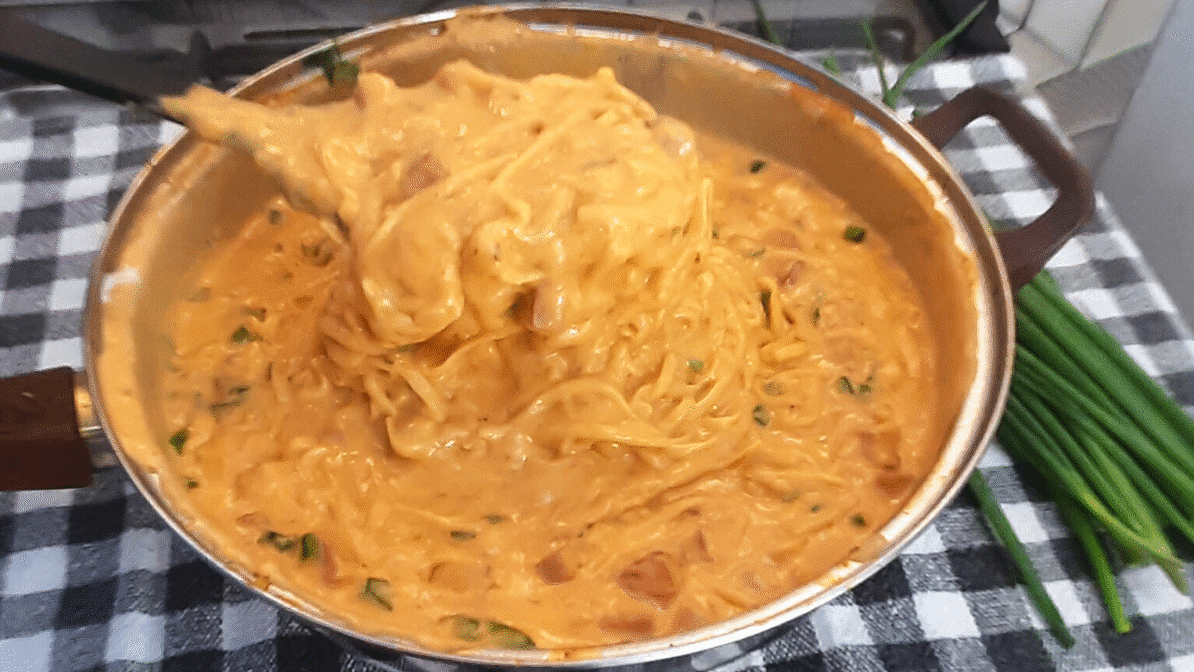 Receita fácil de macarrão cremoso feita em uma panela só, pronta em 20 minutos!