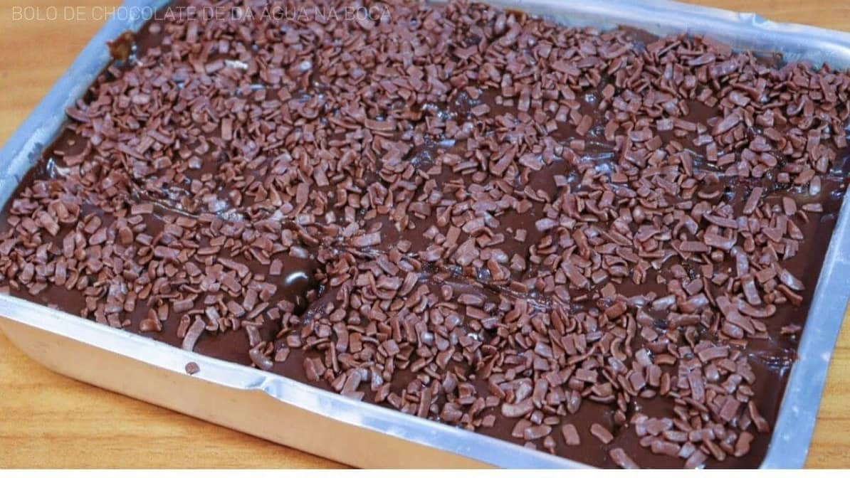 Massa Fofinha de Bolo de Chocolate com Cobertura Cremosa.
