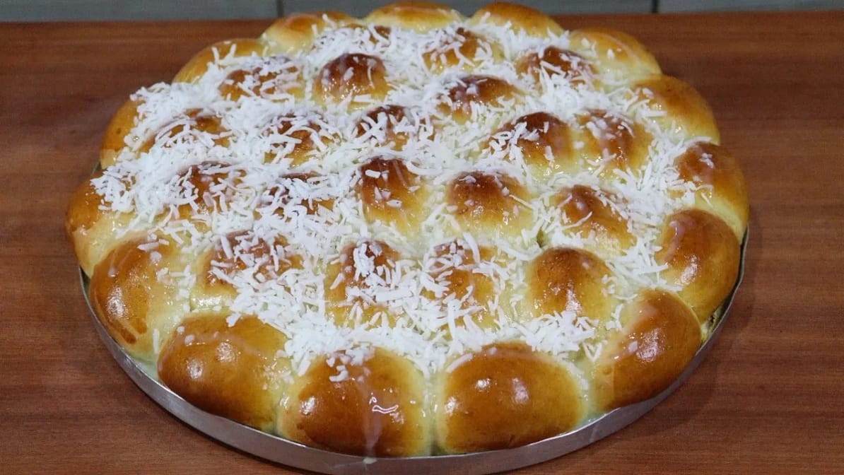 Pão Caseiro Fofinho com Calda de Leite Condensado.