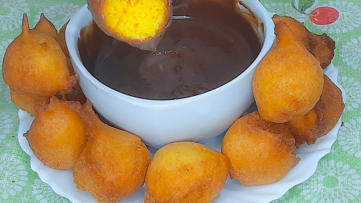Bolinho de Chuva de Cenoura com Calda de Chocolate.
