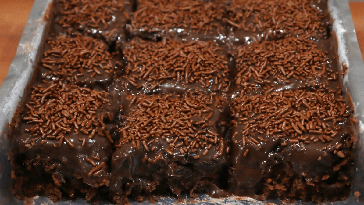 BOLO DE CHOCOLATE RÁPIDO, FÁCIL | FOFO, MOLHADINHO E COM TOQUE DE CASQUINHA TIPO BROWNIE