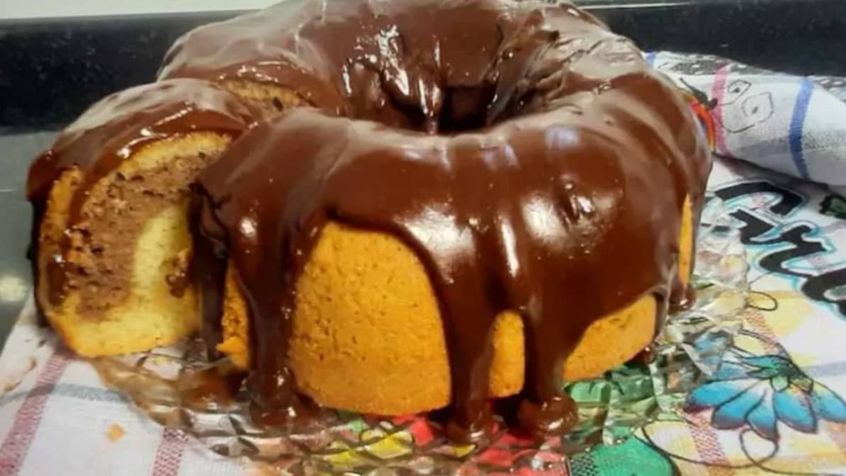 Bolo Mesclado Simples com Ganache de Chocolate