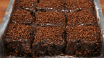 Bolo de chocolate fácil e rápido, feito com Nescau e um truque que cria uma casquinha crocante estilo brownie. Massa fofa, molhadinha e cobertura cremosa irresistível! Receita perfeita para vender ou servir no café da tarde.