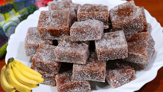 DOCE DE BANANA DE CORTE — RECEITA FÁCIL E ECONÔMICA 2 Aproveite bananas maduras com esta receita fácil de doce de banana cremoso! Econômico, delicioso e feito em poucos minutos direto na panela.