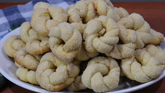 ROSQUINHA DE CREME DE LEITE - RECEITA FÁCIL E ECONÔMICA. 2 Rosquinha de creme de leite fácil e econômica. Rende muito, fica macia por dentro e levemente crocante por fora. Receita perfeita para vender ou servir no café!