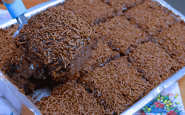 BOLO DE CHOCOLATE MOLHADINHO SIMPLES E FOFINHO