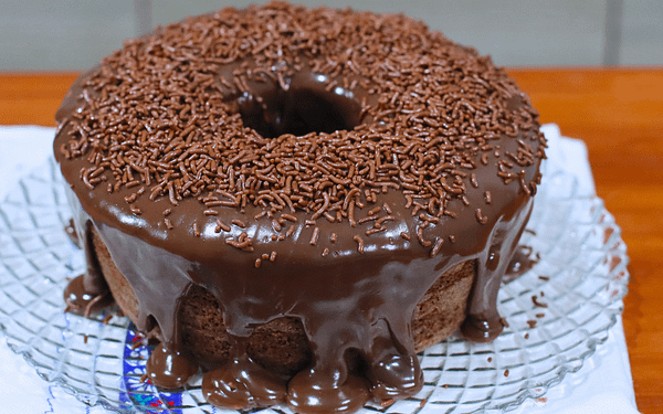 Bolo de Nescau Fofinho com Cobertura Cremosa e Fácil