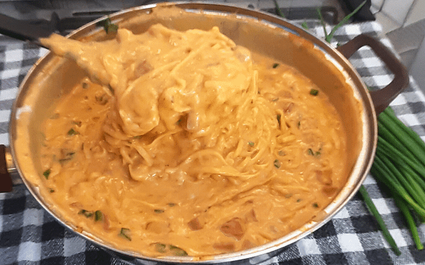 Receita fácil de macarrão cremoso feita em uma panela só, pronta em 20 minutos!