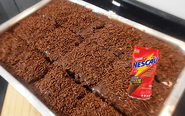 Receita Fácil: Bolo de Chocolate com Nescau, Massa Fofinha e Cobertura Cremosa que Derrete!
