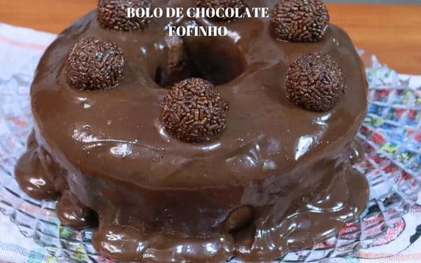 Receita de Bolo de Chocolate Fofinho com Cobertura Cremosa.