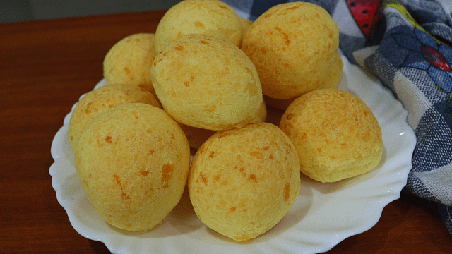 Aprenda a fazer pão de queijo caseiro fácil, crocante por fora e macio por dentro. Pode congelar e assar direto do freezer. Receita prática e deliciosa!