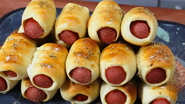 Se você está procurando uma receita fácil, rápida e cheia de sabor, esse enroladinho de salsicha é a escolha perfeita!