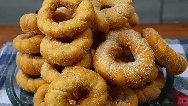 Receita fácil de Rosquinha Frita de Vinagre Sequinha e Fofinha 1 Se você está procurando uma receita fácil, prática e deliciosa para o lanche ou café da manhã, essa rosquinha frita de vinagre é a escolha perfeita!