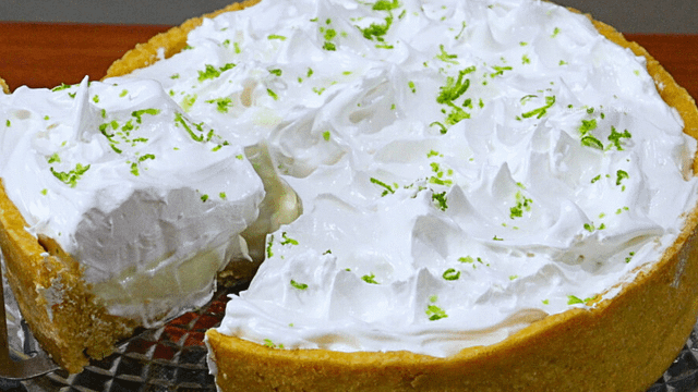 Torta de Limão Cremosa com Merengue – Receita Fácil 1 Se você está procurando uma receita fácil, deliciosa e que parece saída direto da padaria, essa torta de limão cremosa com merengue é a escolha perfeita. Hoje você vai aprender como fazer passo a passo essa sobremesa clássica que conquista todo mundo.