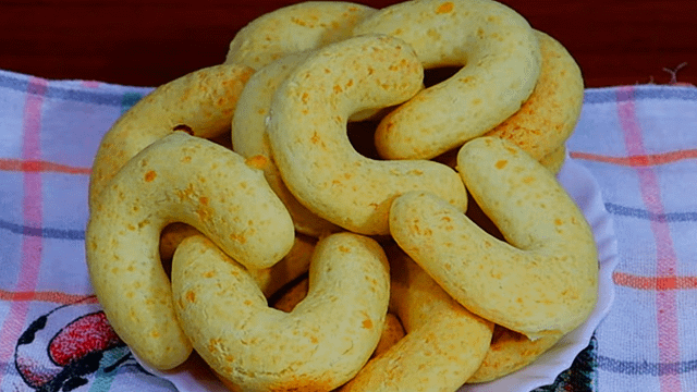 CHIPA PARAGUAIA FÁCIL, ECONÔMICA E DELICIOSA | PERFEITA COM CAFÉ 1 Aprenda a fazer a tradicional Chipa Paraguaia, também conhecida em algumas regiões como biscoito de polvilho ou ximango. Uma receita simples, fácil e econômica, feita com poucos ingredientes, perfeita para acompanhar um café fresquinho no café da manhã ou da tarde. Essa chipa fica levemente crocante por fora, macia por dentro e com muito sabor de queijo. É daquelas receitas que sempre dão certo e agradam todo mundo.