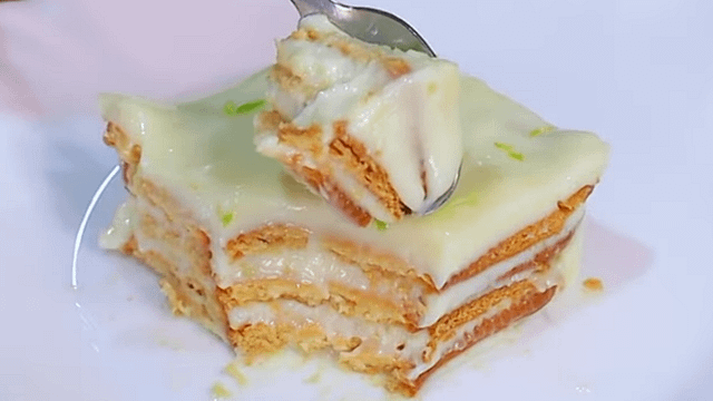 Pavê de Limão: Sobremesa Fácil para Natal e Ano Novo! 1 Esse Pavê de Limão especial é a sobremesa perfeita para as festas de Natal e Ano Novo: gelado, leve, econômico e com aquele toque azedinho que agrada todo mundo. Ele combina com o calor do verão, rende bastante e pode ser preparado no dia anterior para ganhar ainda mais firmeza. Decorado com raspas de limão frescas, deixa a mesa da ceia ainda mais bonita e festiva.