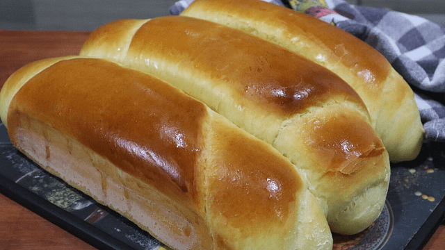 Receita fácil de pão caseiro fofinho, macio e dourado. Ideal para café da manhã ou lanche da tarde.