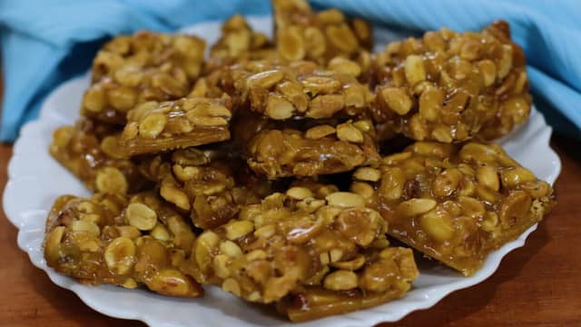 Pé de Moleque Perfeito com Apenas 3 Ingredientes 1 pe de moleque com apenas 3 ingredientes amendoim margarina e acucar
