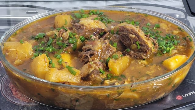 Se você está procurando uma receita fácil e prática, cheia de sabor, para o almoço ou jantar, a vaca atolada com carne bovina e mandioca é perfeita para você. Dependendo da região, a mandioca também pode ser conhecida como ipim ou macaxeira, mas o resultado é sempre delicioso! Essa receita é ideal para quem quer comer bem sem complicações, usando ingredientes simples e uma só panela. Ela vai direto para o seu caderninho de favoritos!