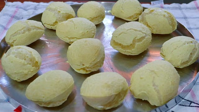 Como fazer biscoito de polvilho assado que parece pão de queijo. 1 BISCOITO DE POLVILHO