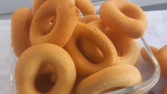 Biscoito Frito de Polvilho Doce: Só 3 ingredientes. 1 Aprenda a fazer biscoito de polvilho doce frito com apenas 3 ingredientes. Receita simples, econômica e sequinha, perfeita para o café da tarde!