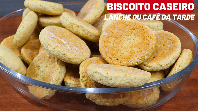 Biscoito Caseiro que Derrete na Boca – Receita Fácil de Bolacha Caseira Simples 1 Biscoitos caseiros dourados e macios em forma, prontos para o lanche, acompanhados de uma xícara de café.