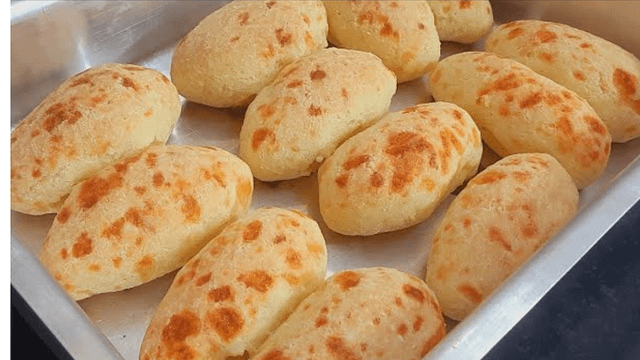 Biscoito de polvilho com queijo assado. Receita fácil, econômica e perfeita pro café da tarde. 1 Biscoito de polvilho com queijo fácil, econômico e delicioso. Receita ideal para o café, que rende bastante e pode ser congelada para assar na hora.