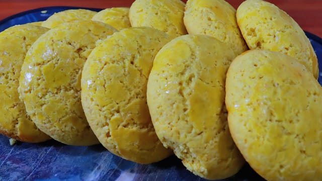 Broa Caseira Tradicional perfeita para seu café. 1 broa de fuba.png