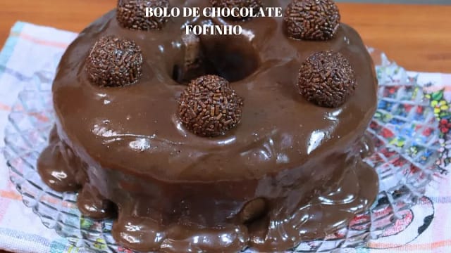 Receita de Bolo de Chocolate Fofinho com Cobertura Cremosa. 1 maxresdefault 1 1 e1737383709318