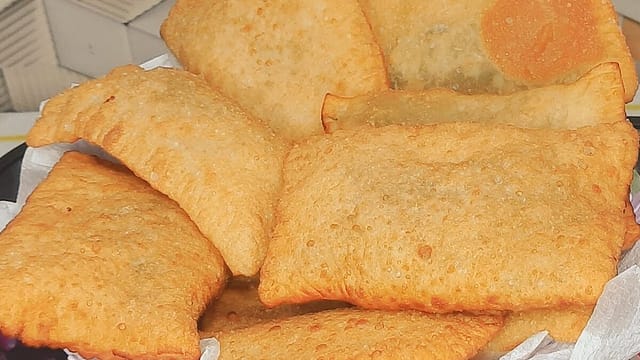 🥟 Receita de Pastel de Feira: Crocante e Delicioso! 1 pastel de feira scaled